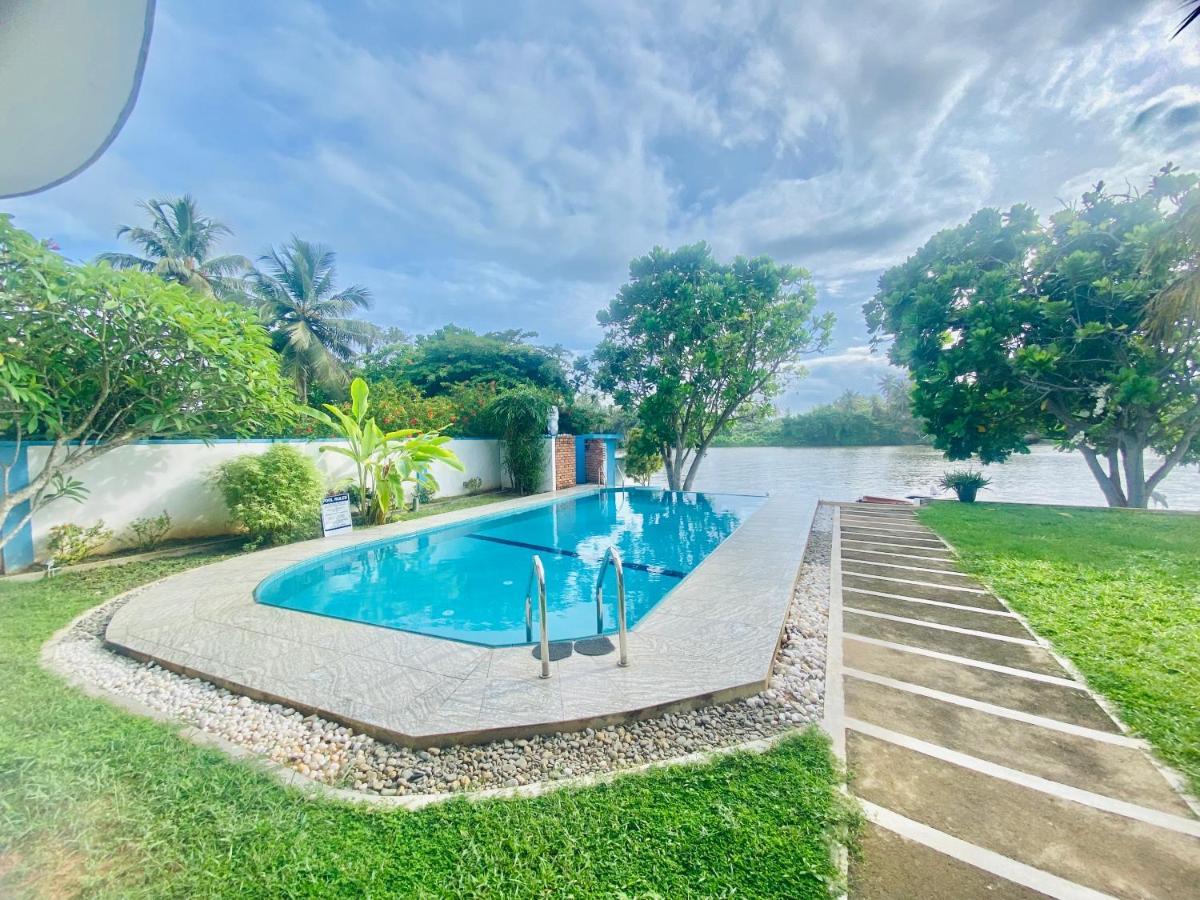 Villa Riverside Aluthgama Esterno foto